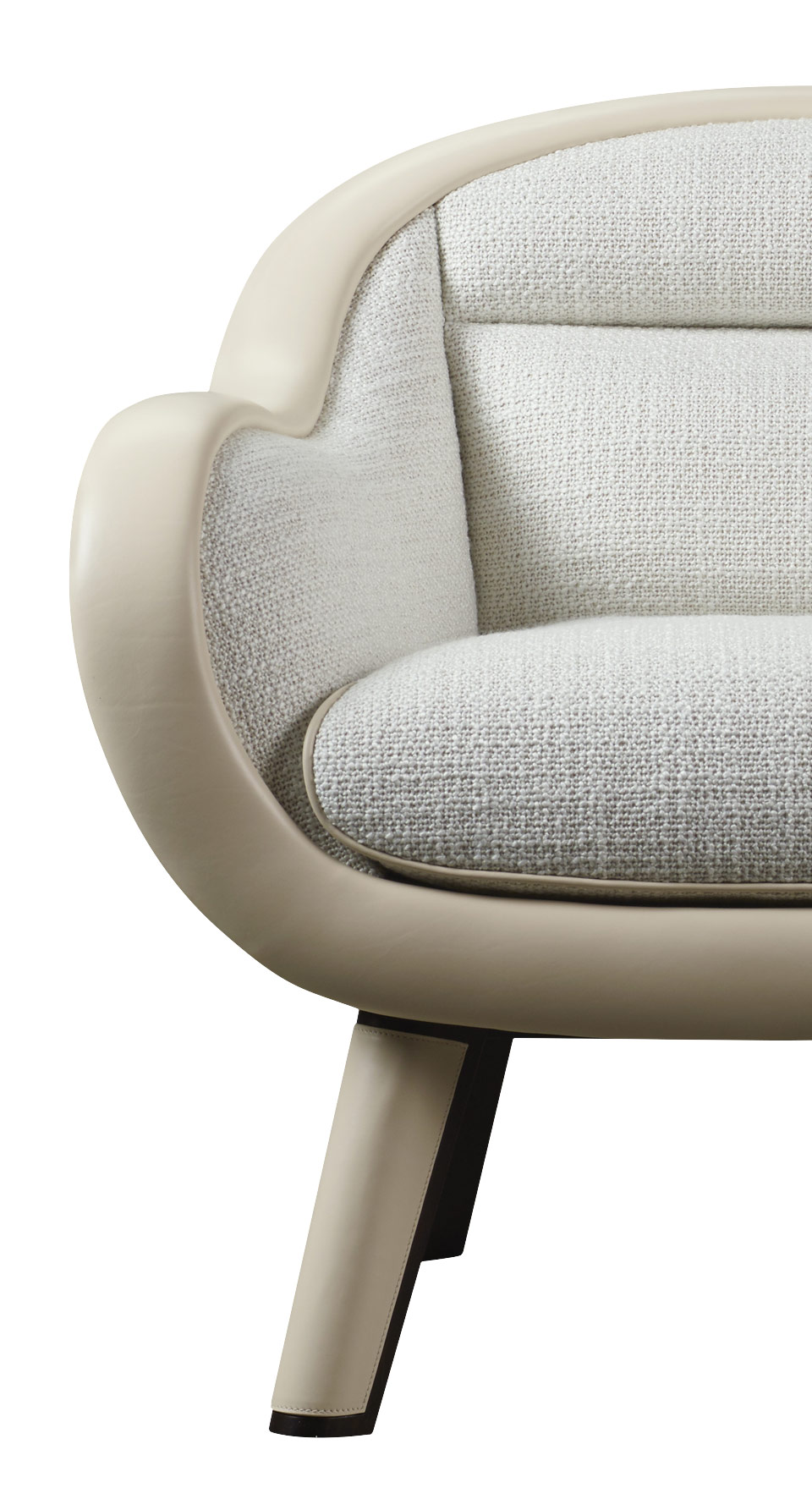 Vittoria是一款以织物或皮革包衬的木质扶手椅，背面配有古铜色手柄，请参见Promemoria产品目录|Promemoria