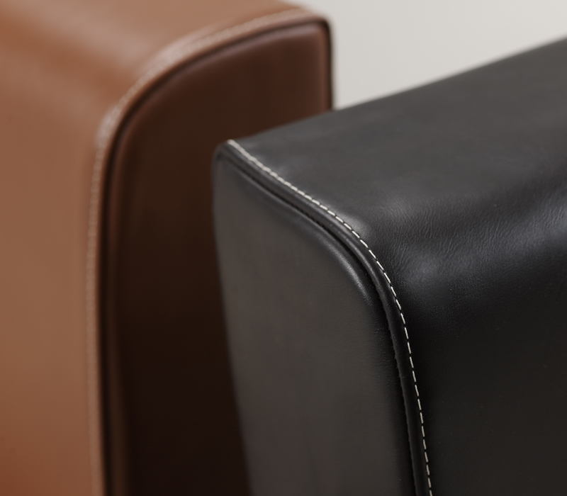 Leather details of Dolce Vita, a chaise longue covered in fabric with bronze feet, from Promemoria's catalogue | Promemoria