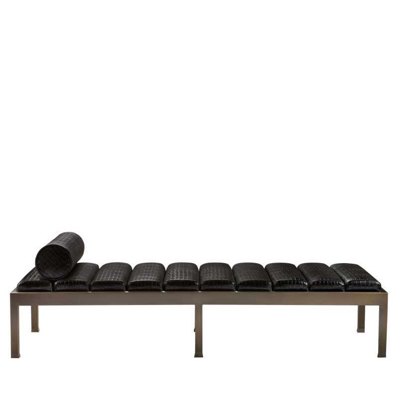Gong è una chaise longue in bronzo con materassino in pelle, del catalogo di Promemoria | Promemoria