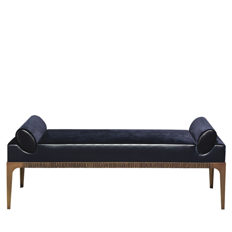 Montagu est un lit de repos en bronze avec revêtement en tissu. Ce meuble appartient à la collection « The London Collection » de Promemoria | Promemoria