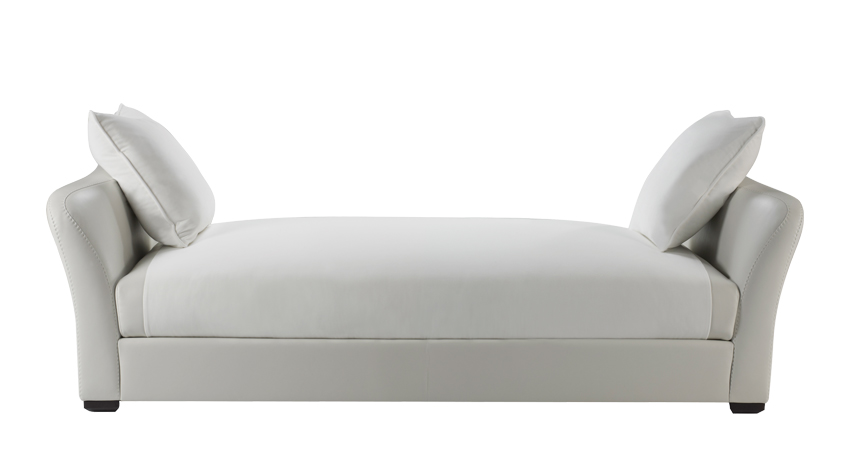 „Shangri-la“ ist eine Chaiselongue aus Holz mit Stoff- oder Lederbezug, aus dem Katalog von Promemoria | Promemoria