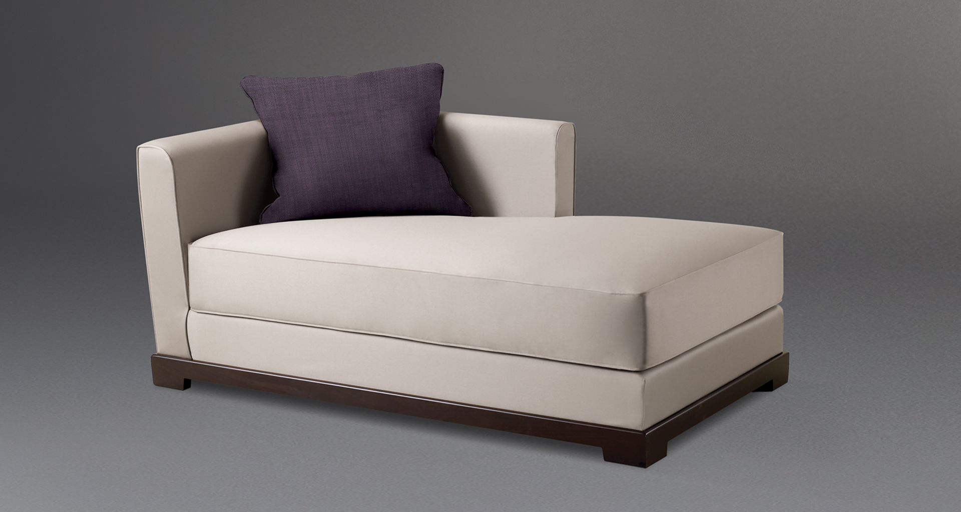 Wanda is a wooden chaise longue covered in fabric, from Promemoria's catalogue | Promemoria