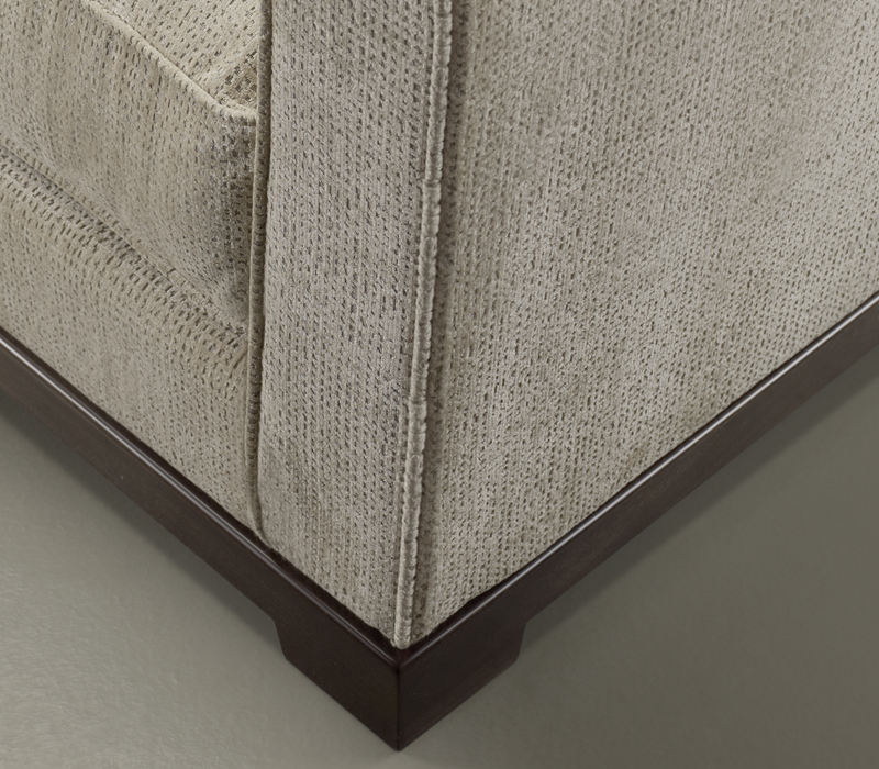 Wanda is a wooden chaise longue covered in fabric, from Promemoria's catalogue | Promemoria