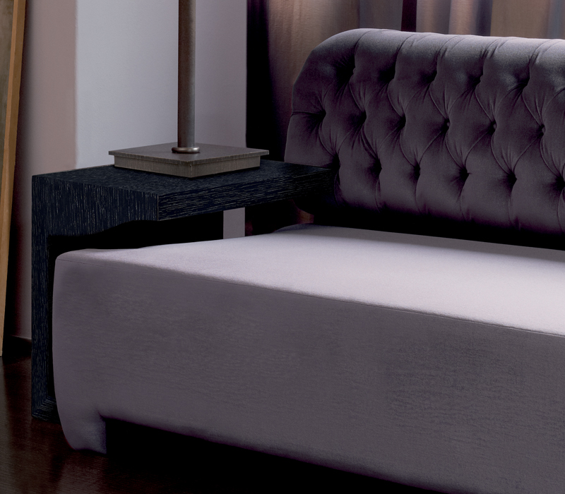 Detailansicht von „Adriano“, einem Sofa, dessen einzelne Module zu unterschiedlichen Formen zusammengestellt werden können und mit verschiedenen Bezügen erhältlich sind, aus dem Katalog von Promemoria | Promemoria