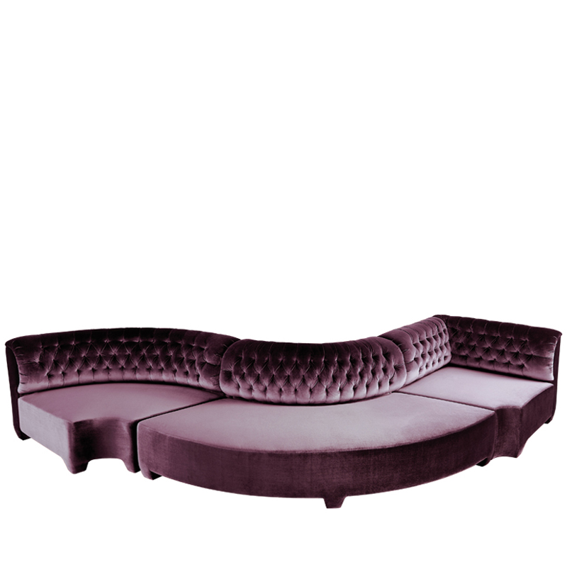 „Adriano“ ist ein Sofa, dessen einzelne Module zu unterschiedlichen Formen zusammengestellt werden können und mit verschiedenen Bezügen erhältlich sind, aus dem Katalog von Promemoria | Promemoria