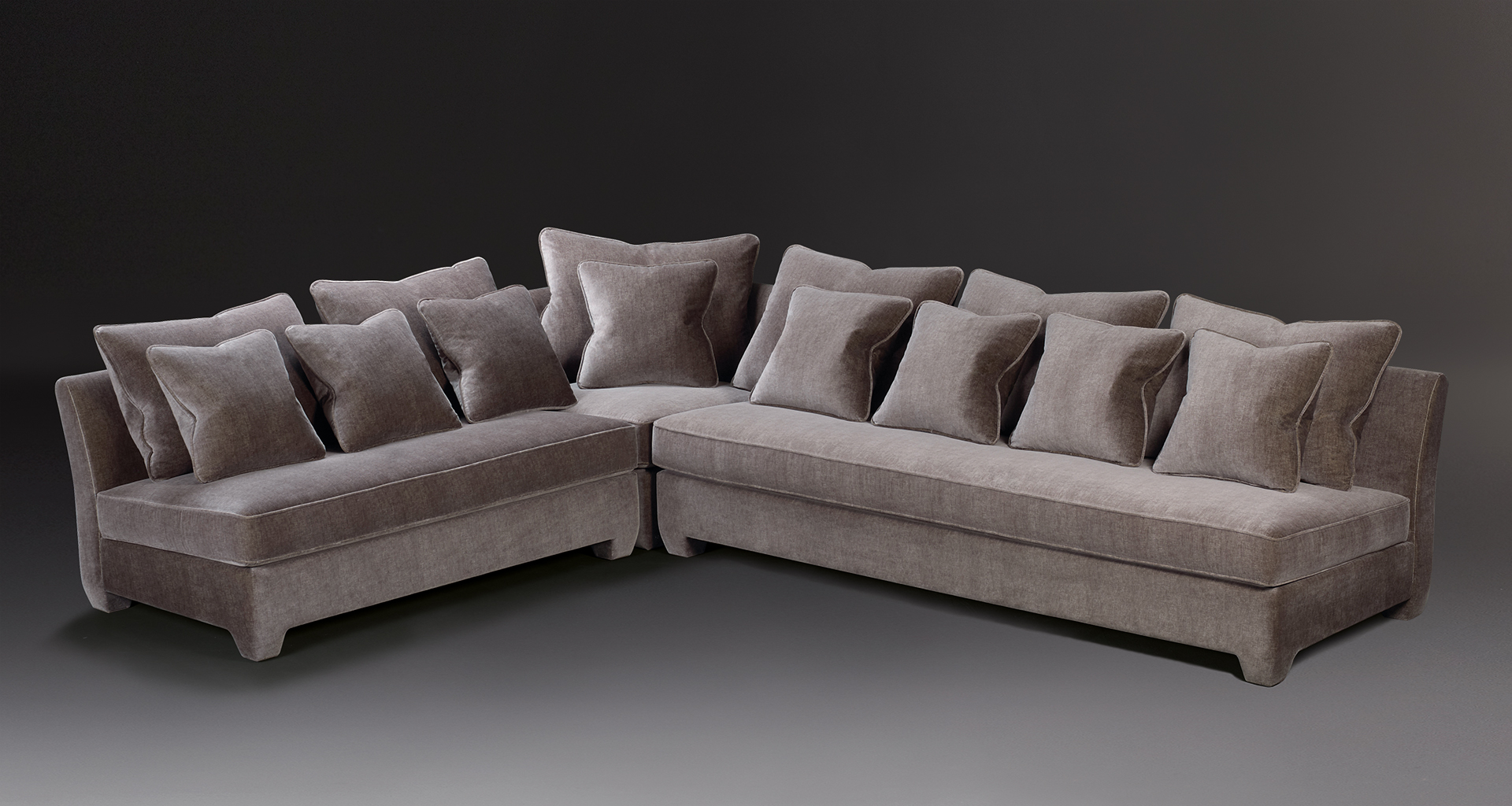 Augusto è un divano componibile e personalizzabile, disponibile con braccioli in bronzo o pelle e piedini in bronzo, del catalogo di Promemoria | Promemoria