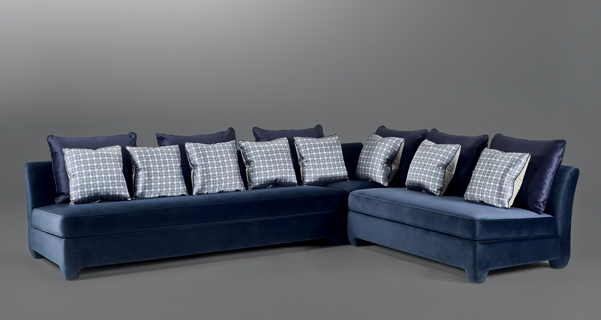Augusto is a modular and customizable sofa, available with bronze or leather armrests and bronze feet, from Promemoria catalogue | Promemoria
