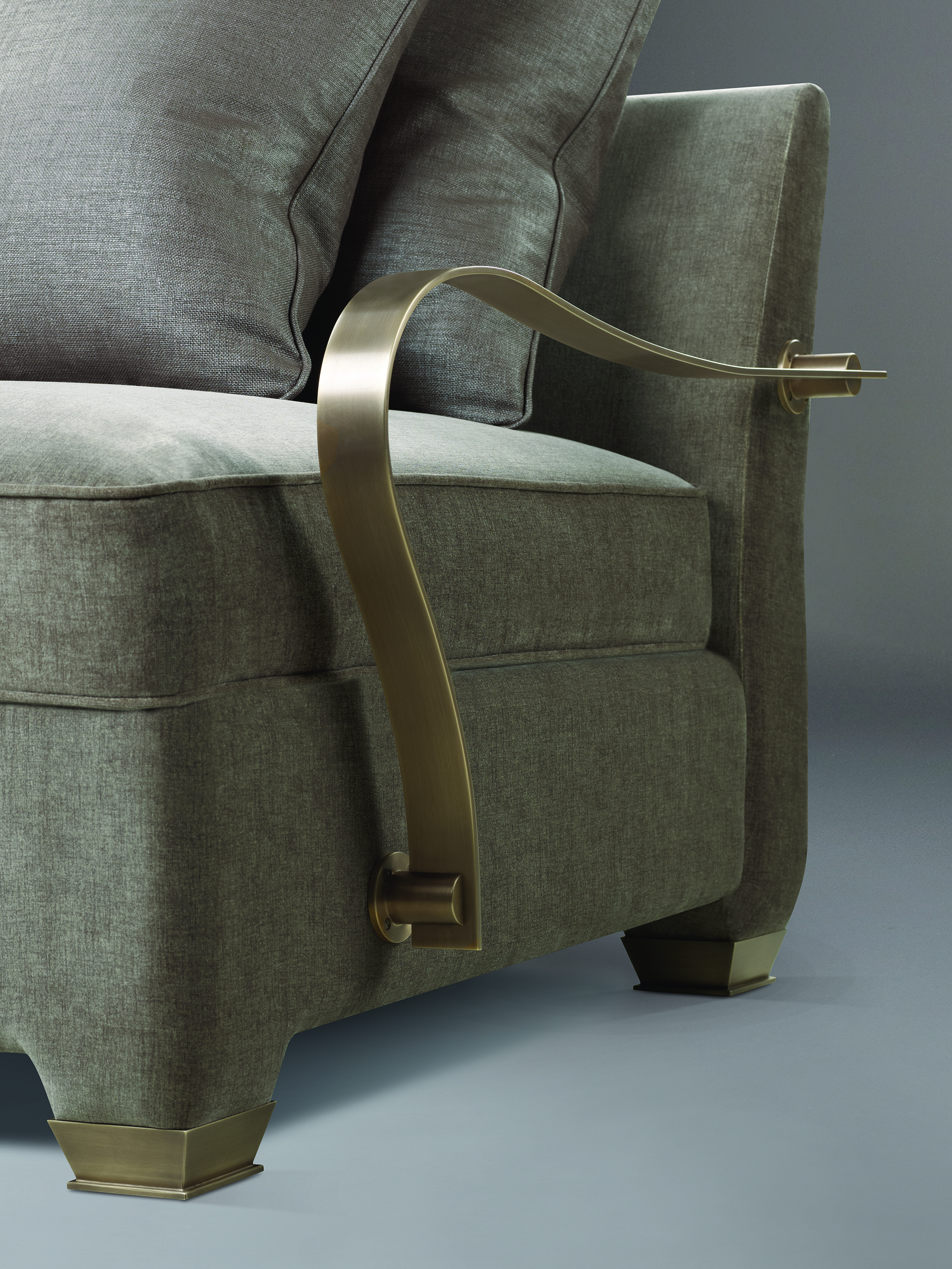 Augusto is a modular and customizable sofa, available with bronze or leather armrests and bronze feet, from Promemoria catalogue | Promemoria