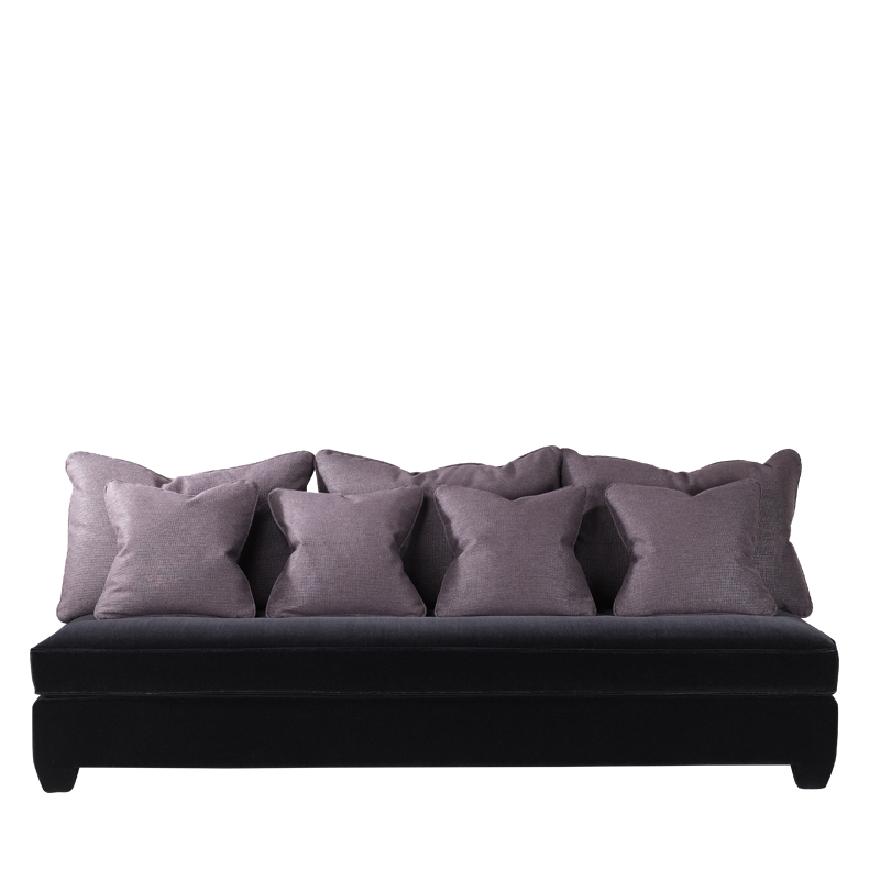 „Augusto“ ist ein modulares, individuell anpassbares Sofa, das mit Armlehnen aus Bronze oder Leder und Bronzefüßen erhältlich ist, aus dem Katalog von Promemoria | Promemoria