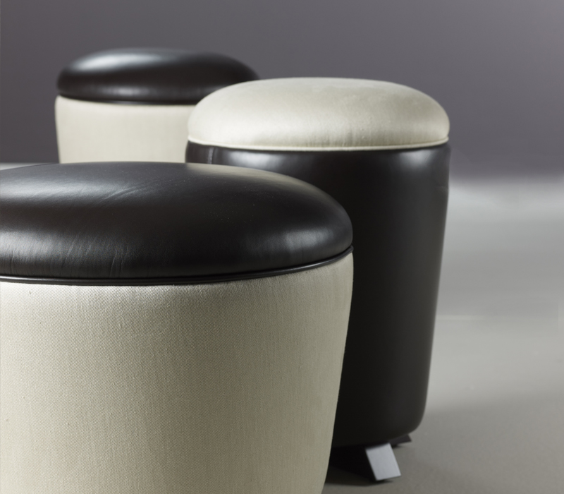 Coccolino e Coccolone sont deux poufs en tissu et cuir de couleurs vives. Ils figurent dans le catalogue Promemoria | Promemoria