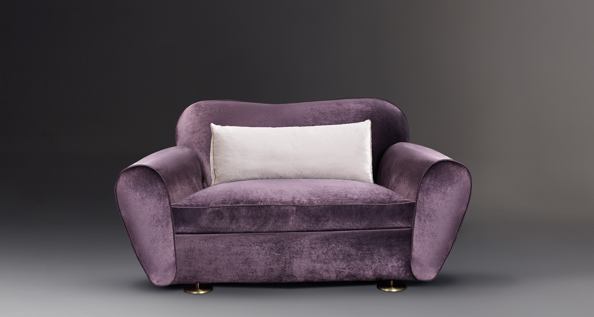 Artù è un divano rivestito in tessuto con piedini in bronzo, del catalogo di Promemoria | Promemoria