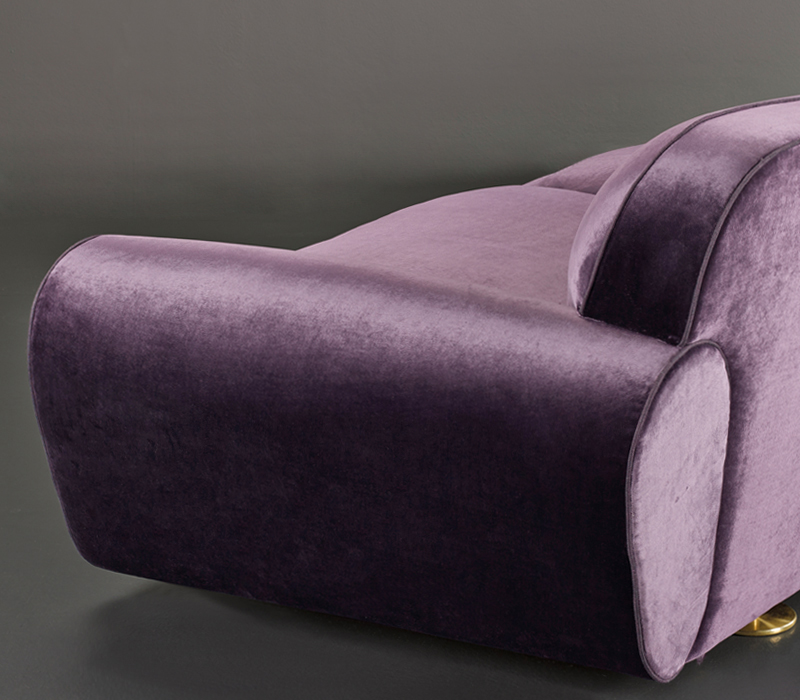Artù沙发以织物包衬，并设有铜质沙发脚，详见Promemoria产品目录|Promemoria