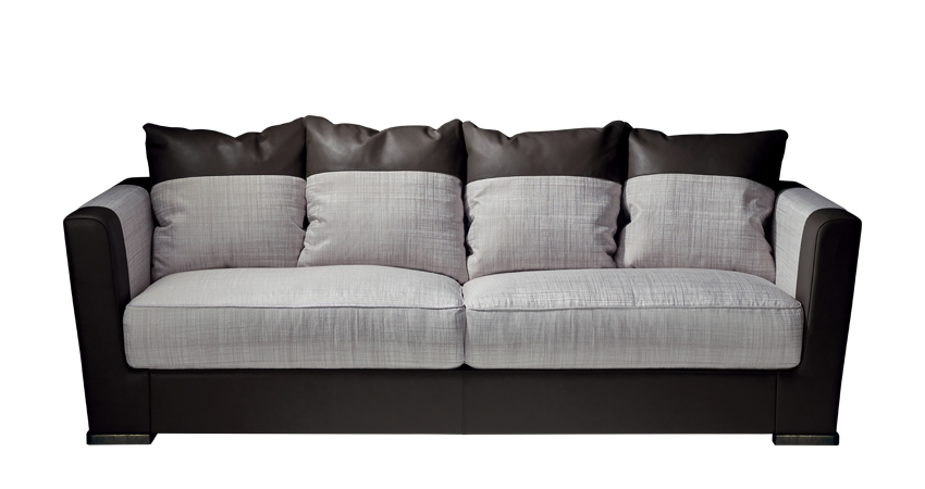 Dolce Vita est un canapé revêtu de tissu, avec des finitions en cuir et en bronze. Ce meuble figure dans le catalogue Promemoria | Promemoria