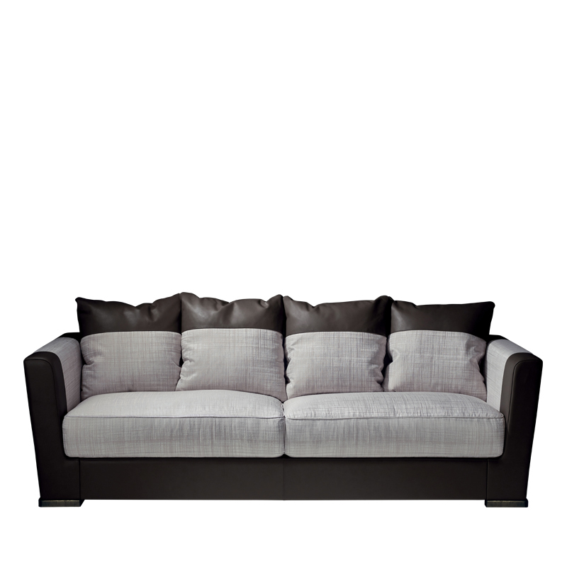 „Dolce Vita“ ist ein Sofa mit Stoffbezug und Lederapplikationen sowie mit Bronzefüßen, aus dem Katalog von Promemoria | Promemoria