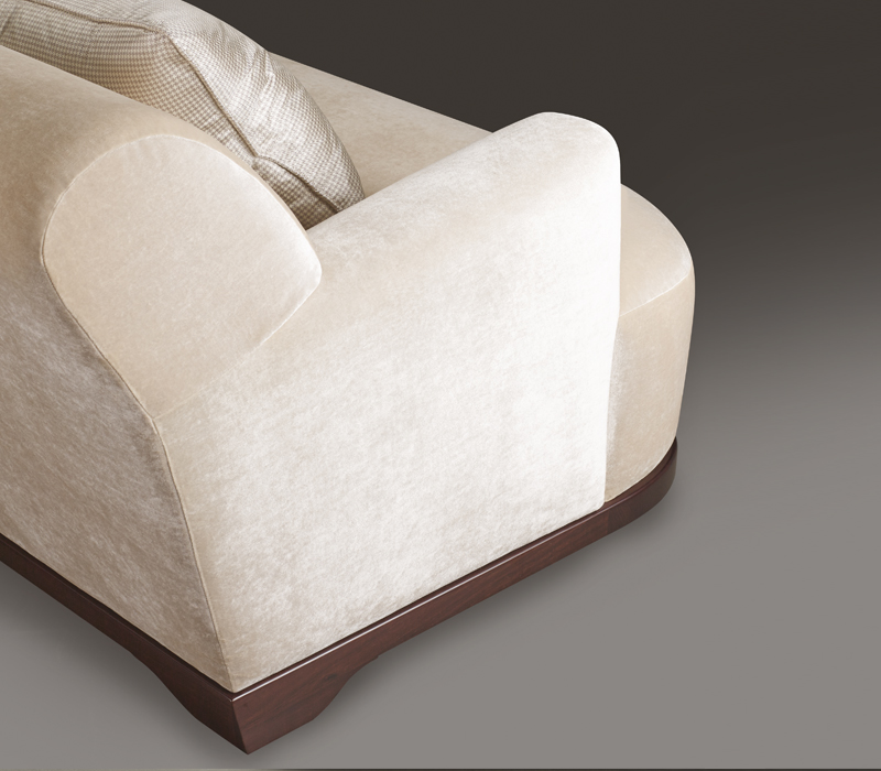 Détail de Dorian, canapé en bois avec un revêtement en tissu ou cuir. Sa forme aussi bien que ses dimensions sont personnalisables. Ce meuble figure dans le catalogue Promemoria | Promemoria