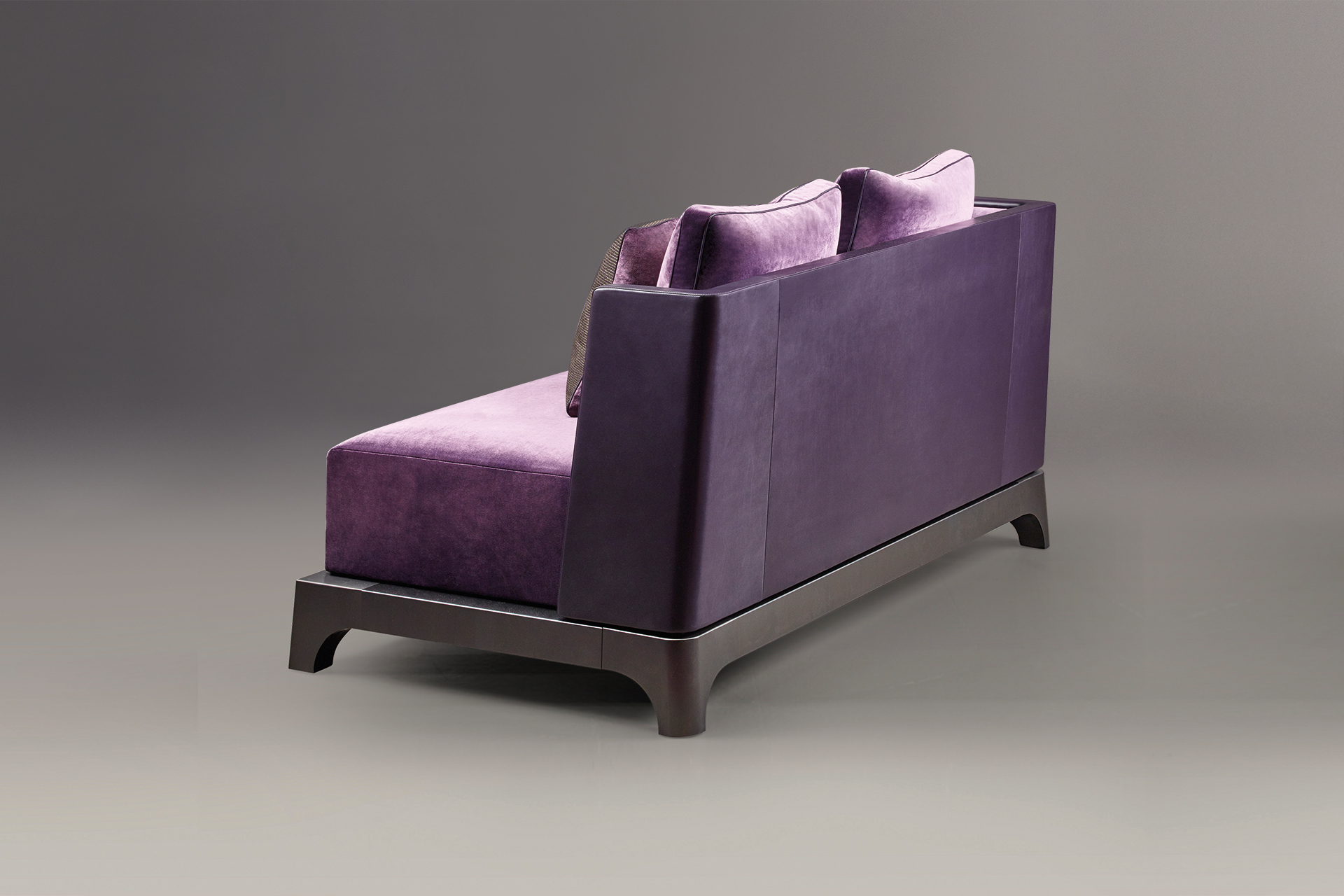 Eaton è un divano con base in legno o bronzo e rivestimento in tessuto, della collezione The London Collection di Promemoria | Promemoria
