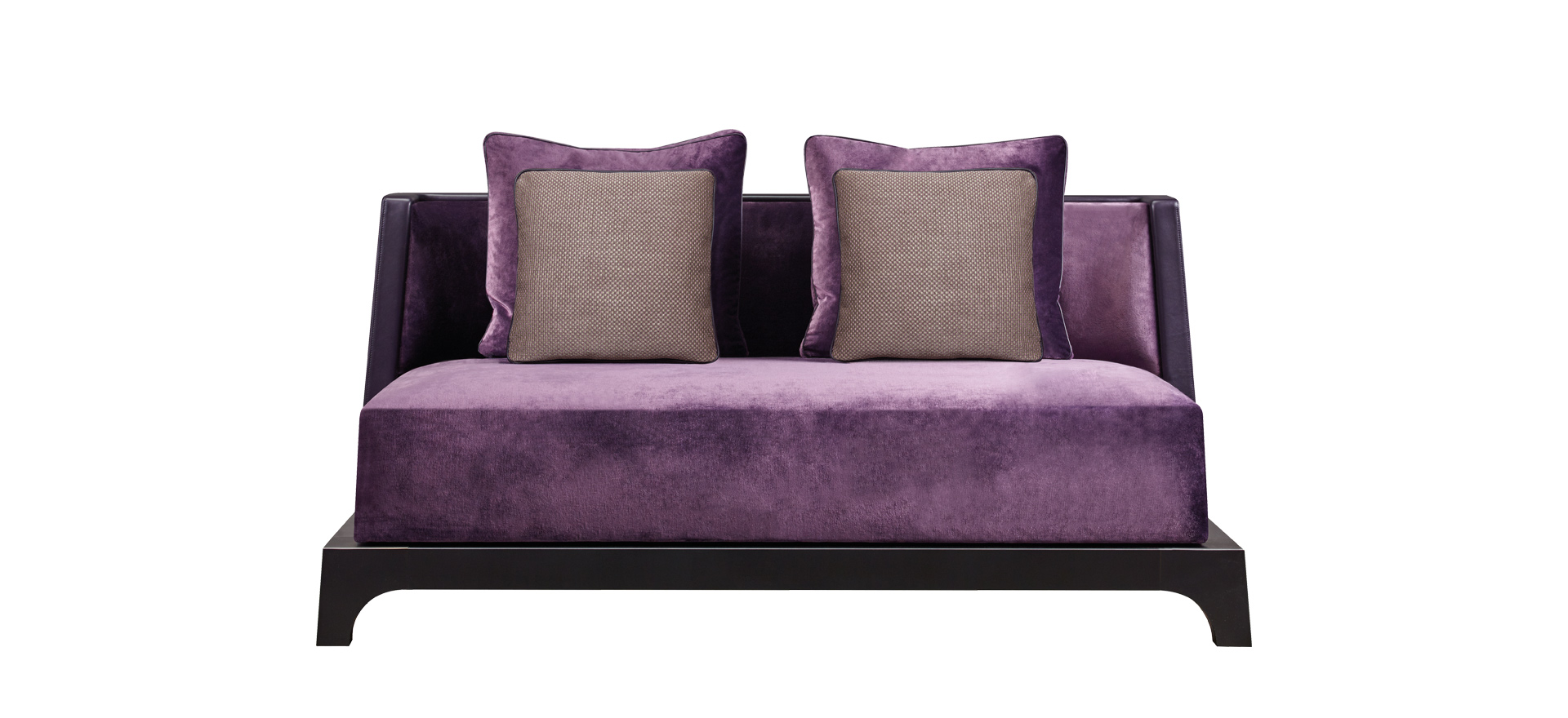 „Eaton“ ist ein Sofa mit einem Sockel aus Buchenholz oder Bronze und Bezügen aus Stoff, aus der „London Collection“ von Promemoria | Promemoria