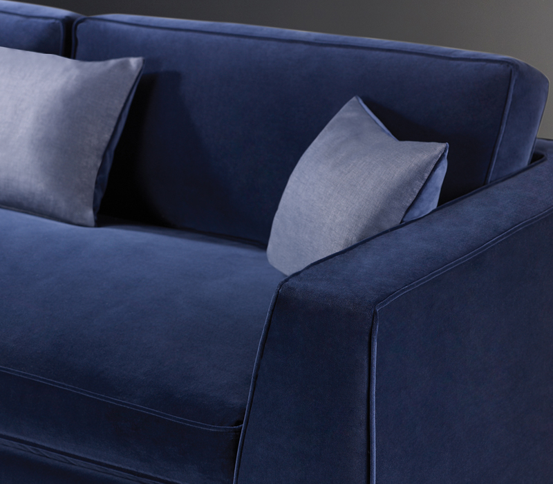 Detailansicht von „Oscar“, einem Sofa mit vollständig abnehmbaren Stoffbezug, aus dem Katalog von Promemoria | Promemoria