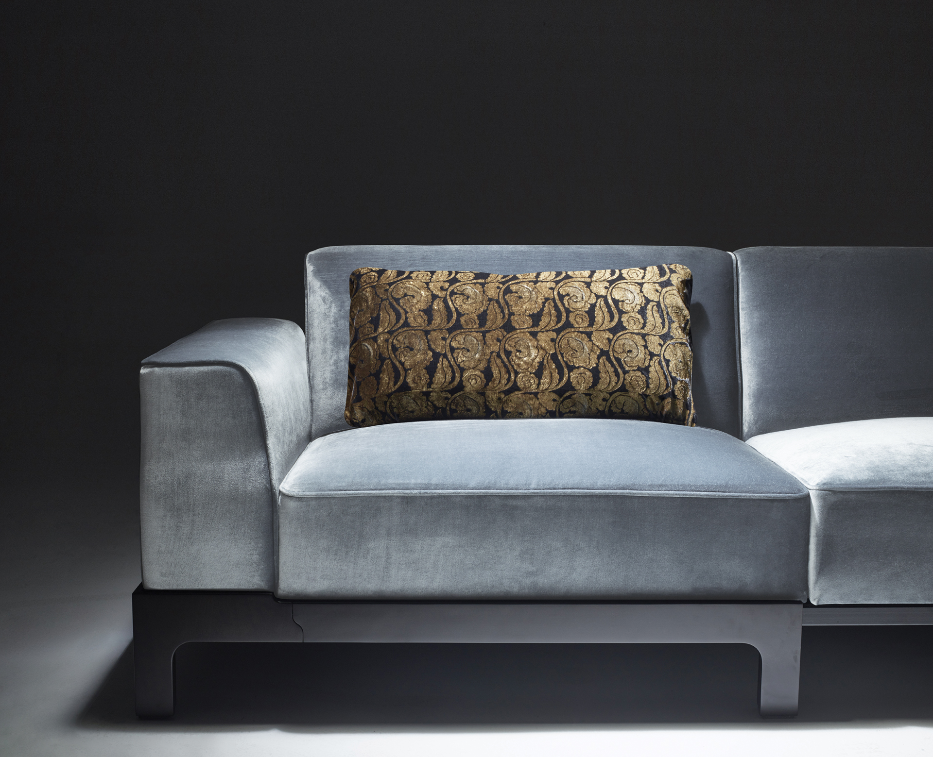 Pullman è un divano in legno con rivestimento e cuscini in tessuto, della collezione Indigo Tales di Promemoria | Promemoria