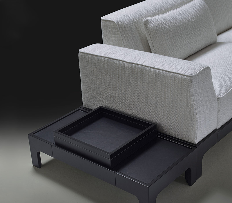 Petite table bout de canapé de Pullman, canapé en bois avec revêtement et coussins en tissu qui fait partie de la collection « Indigo Tales » de Promemoria | Promemoria