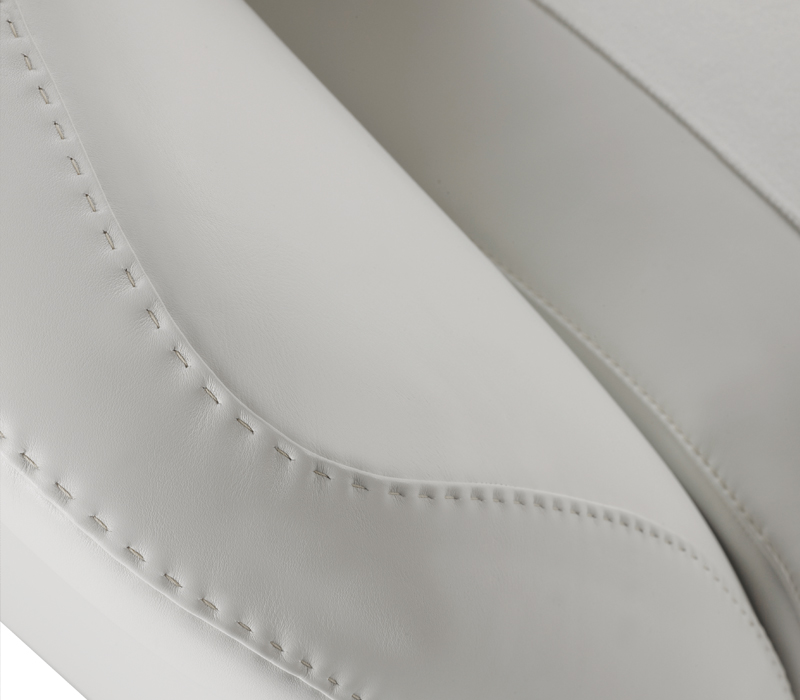 Detailansicht von „Shangri-la“, einem Sofa aus Holz mit Stoff- und Lederbezug, aus dem Katalog von Promemoria | Promemoria