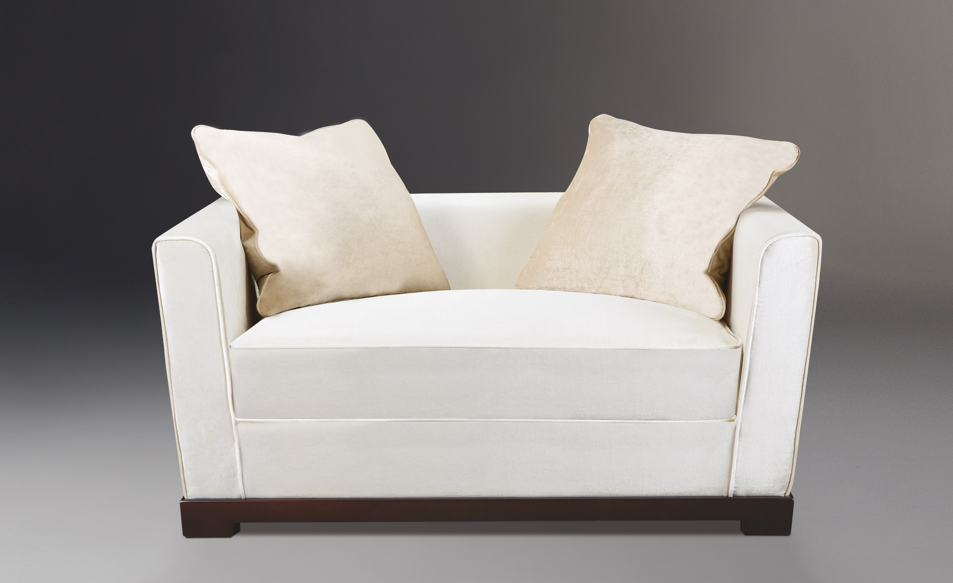 Wanda è un divano in legno rivestito in tessuto con una linea classica, del catalogo di Promemoria | Promemoria
