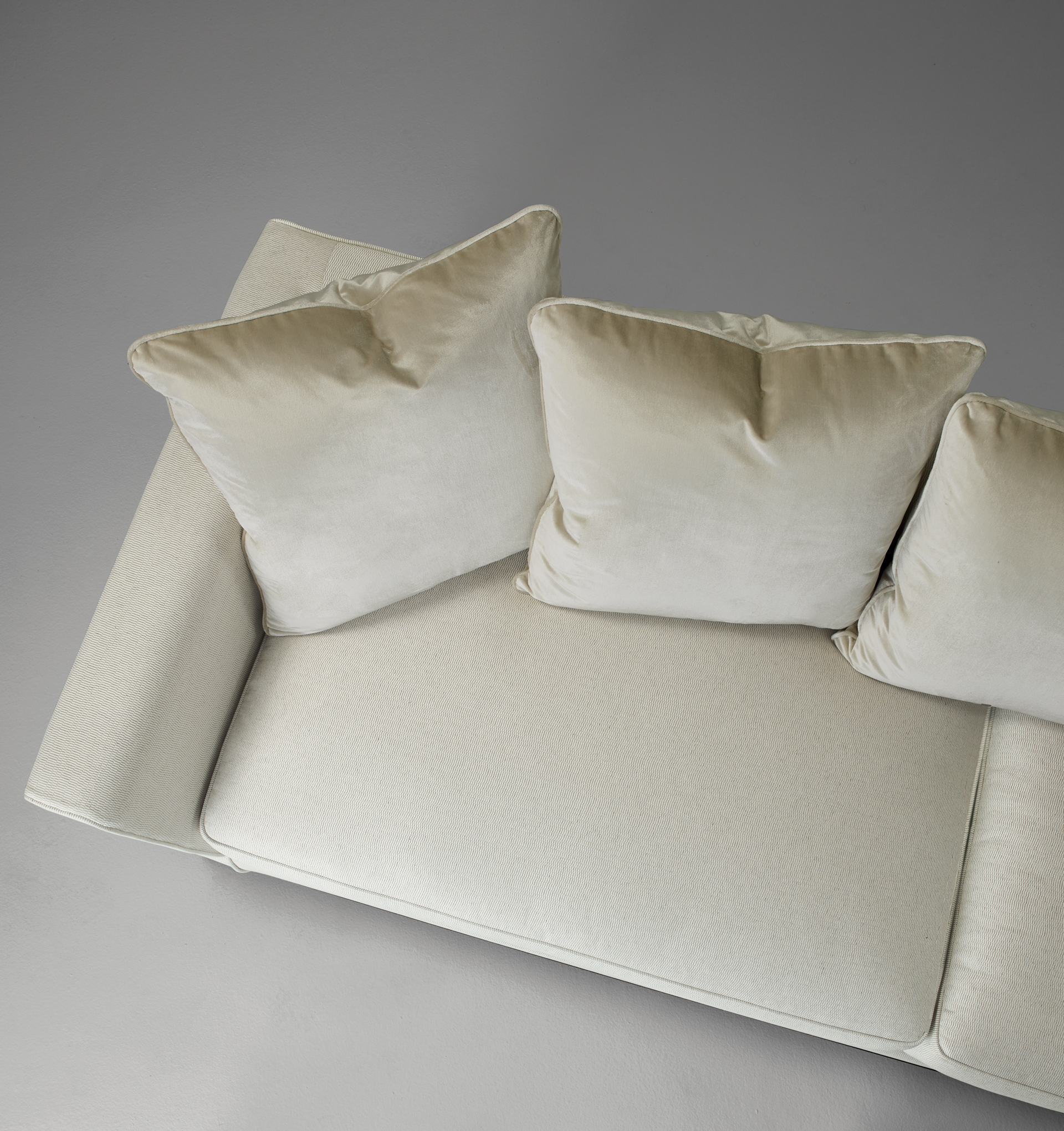 Wanda is a classic wooden sofa covered in fabric, from Promemoria's catalogue | Promemoria