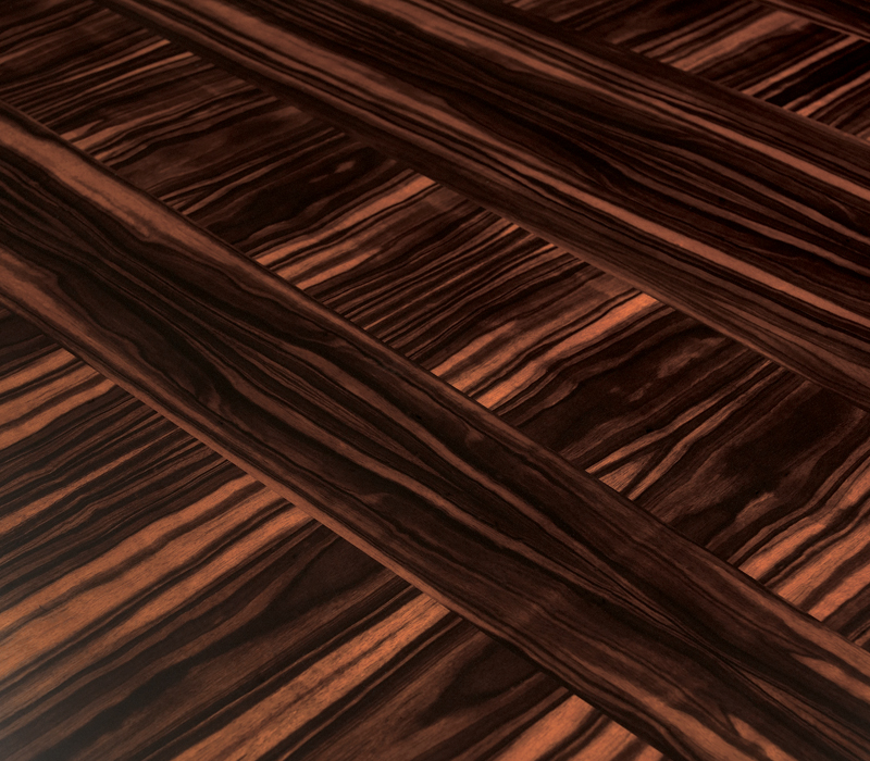 Détail du plateau de Bassano, table basse ovale ou rectangulaire en bronze avec revêtement en cuir ou avec plateau marqueté. Ce meuble figure dans le catalogue Promemoria | Promemoria