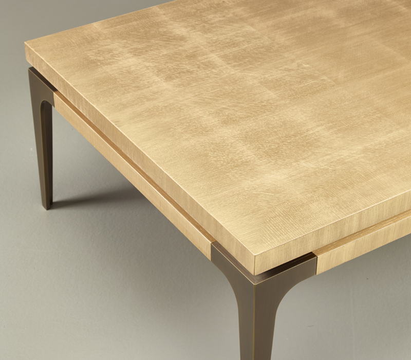 Dettaglio di Cadogan, tavolo basso con le gambe in bronzo e il top disponibile in differenti finiture, della collezione The London Collection di Promemoria | Promemoria