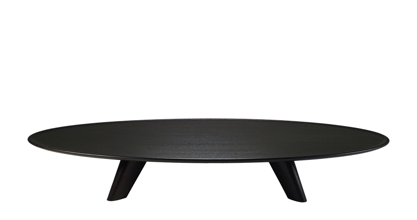 Djennè est une table basse en bois avec des bords bombés et cannelés. Ce meuble fait partie de la collection « Indigo Tales » de Promemoria | Promemoria