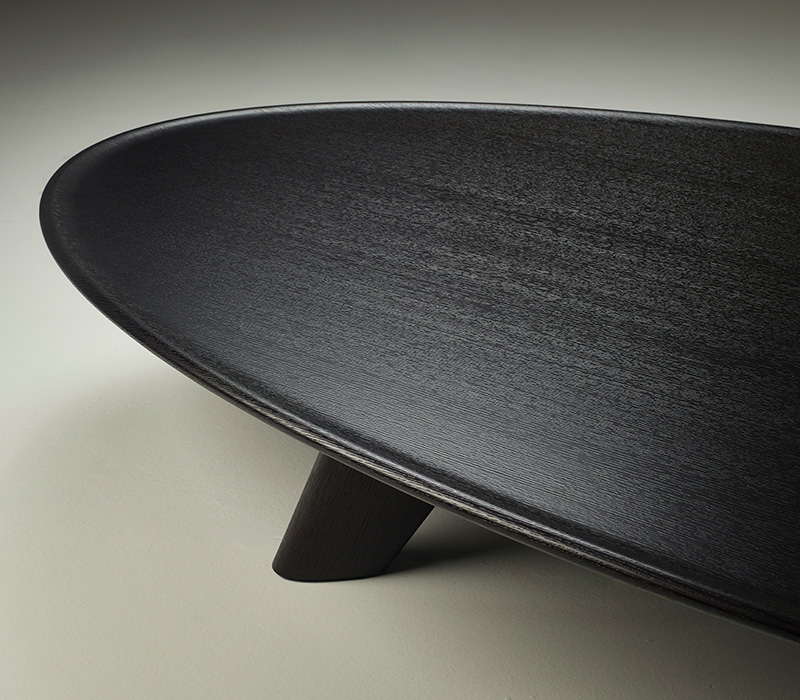 Detail of Djennè, an essential wooden coffee table with rounded and grooved profiles, from Promemoria's Indigo Tales collection | Promemoria
