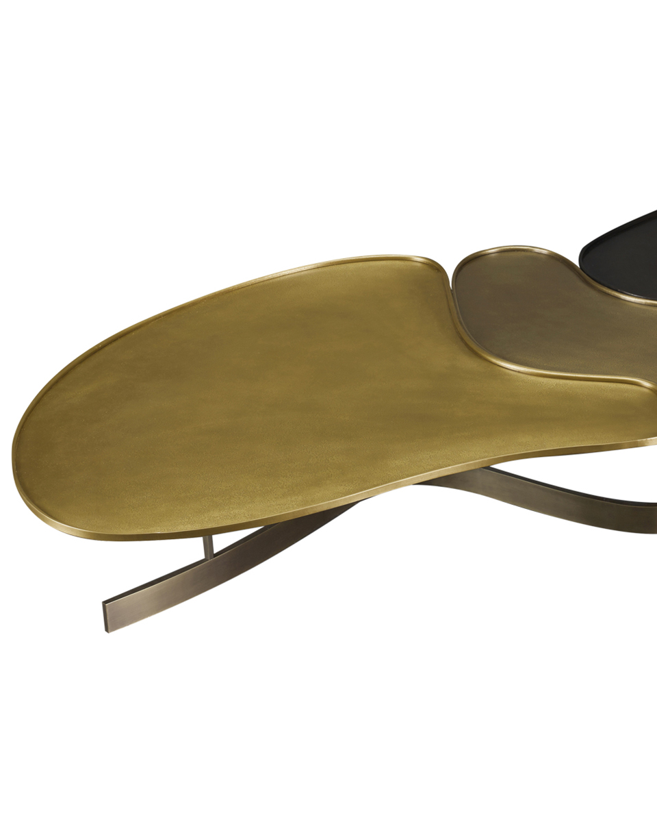 „Moscou“ ist ein Couchtisch aus Bronze in verschiedenen Farbnuancen aus der „Capsule Collection“ von Bruno Moinard für Promemoria | Promemoria