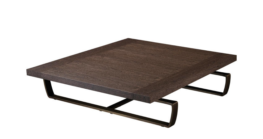 Saint Moritz est une table basse avec plateau en bois et piètement en bronze. Ce meuble figure dans le catalogue Promemoria | Promemoria