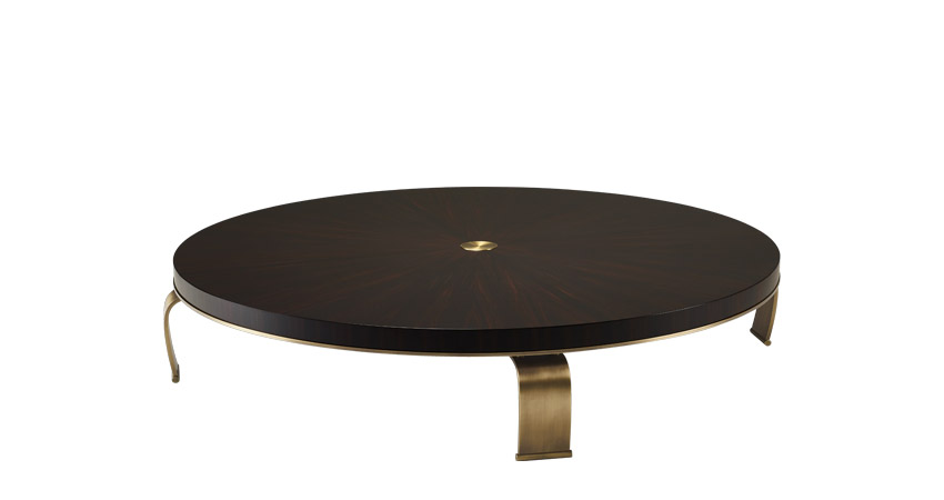 „Sumo“ ist ein ovaler oder rechteckiger Couchtisch mit einer Tischplatte aus Holz und Beinen aus Bronze, aus der Kollektion „Sun Tales“ von Promemoria | Promemoria