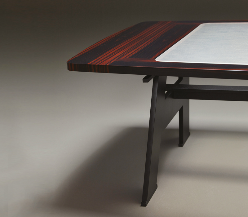 Dettaglio di Twist, tavolo basso in metallo con top in legno con inserto in vetro e apglia intrecciata, del catalogo di Promemoria | Promemoria