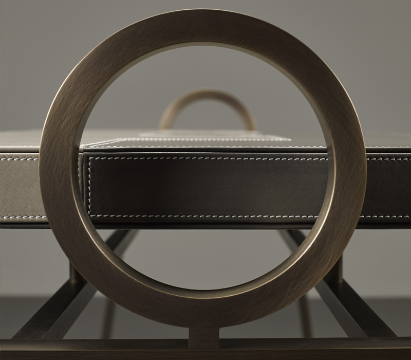 Dettaglio di Atlantique, consolle in bronzo con top in pelle, della collezione Capsule Collection di Olivier Gagnère di Promemoria | Promemoria