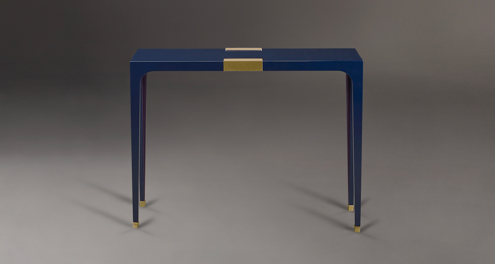 DC Console è una consolle in semilucido con piedini e dettagli in bronzo, della collezione The London Collection di Promemoria | Promemoria