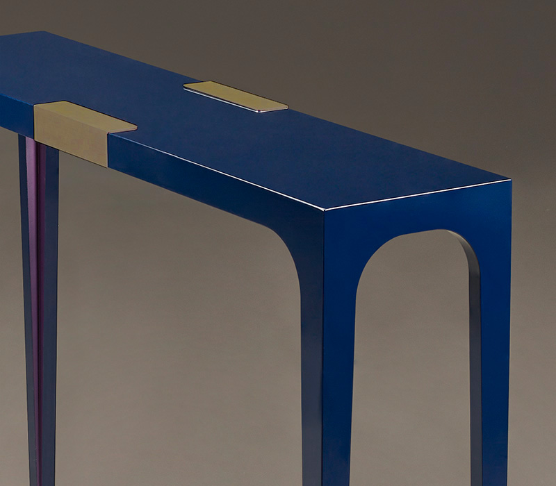 DC Console è una consolle in semilucido con piedini e dettagli in bronzo, della collezione The London Collection di Promemoria | Promemoria