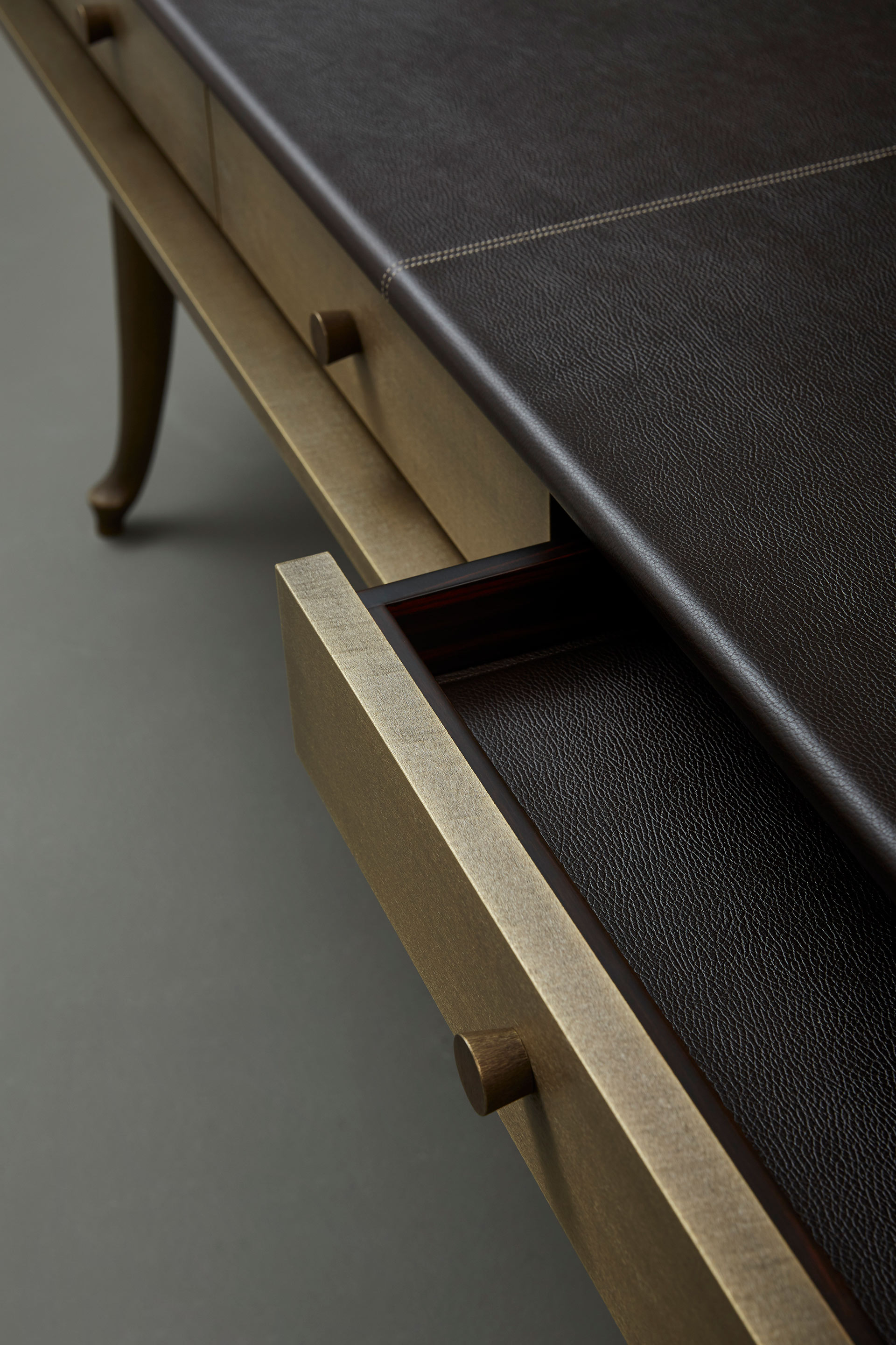 Dettaglio del cassetto di Muu, consolle in bronzo con cassetti, del catalogo di Promemoria | Promemoria