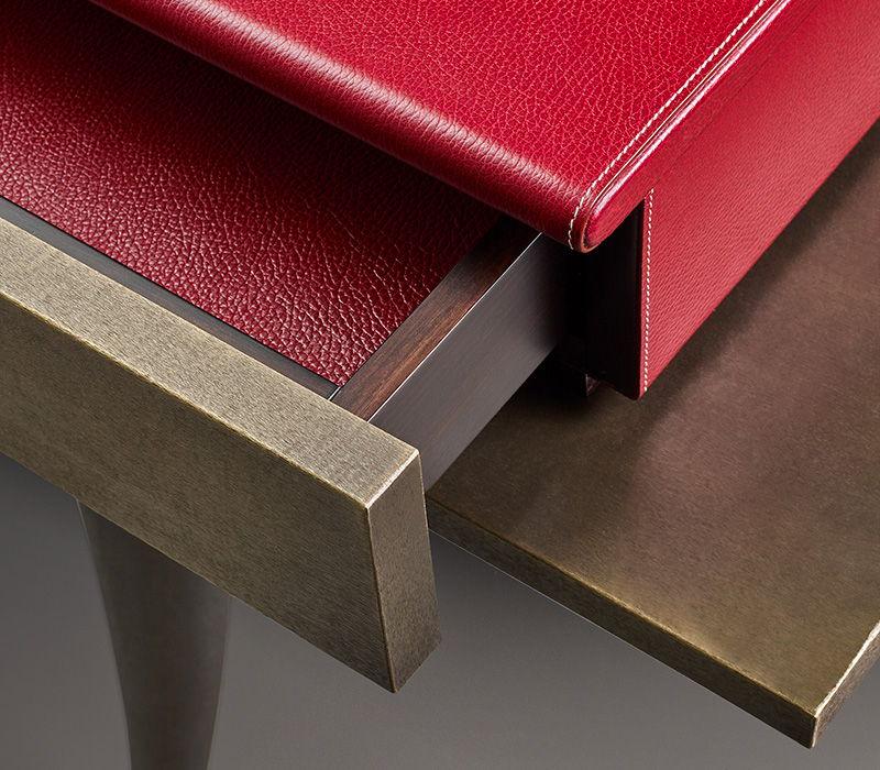 Dettalio del cassetto di Muu, consolle in bronzo con cassetti, del catalogo di Promemoria | Promemoria