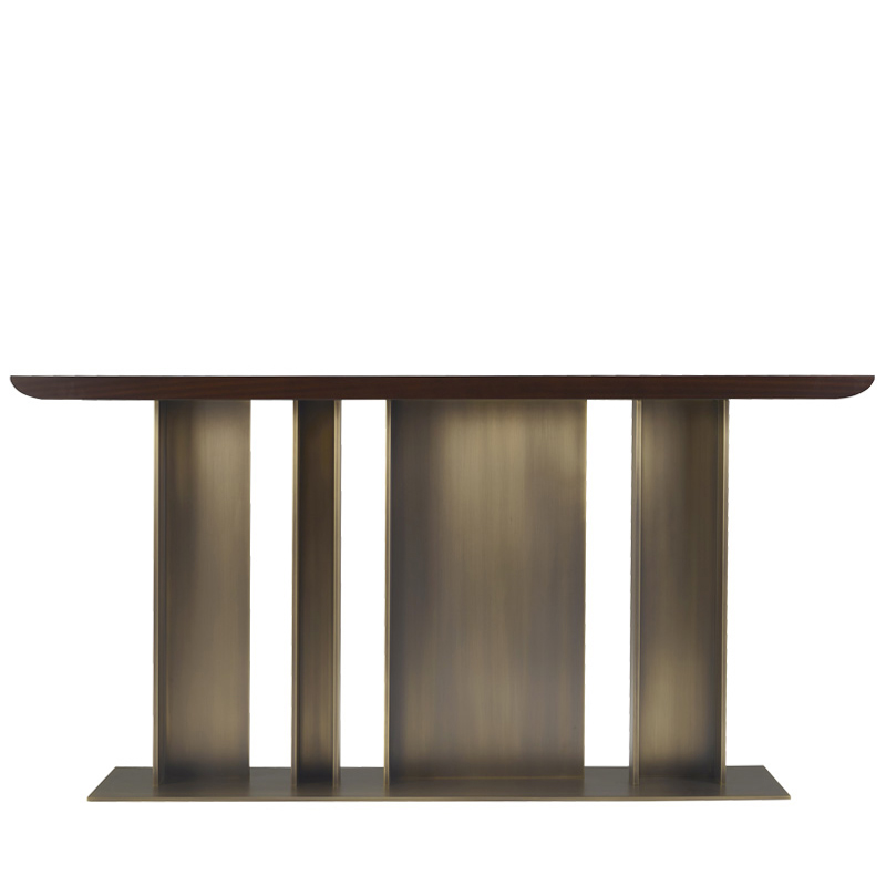 Nila est une console avec piètement en bronze et plateau en bois. Ce meuble fait partie de la collection « Indigo Tales » de Promemoria | Promemoria