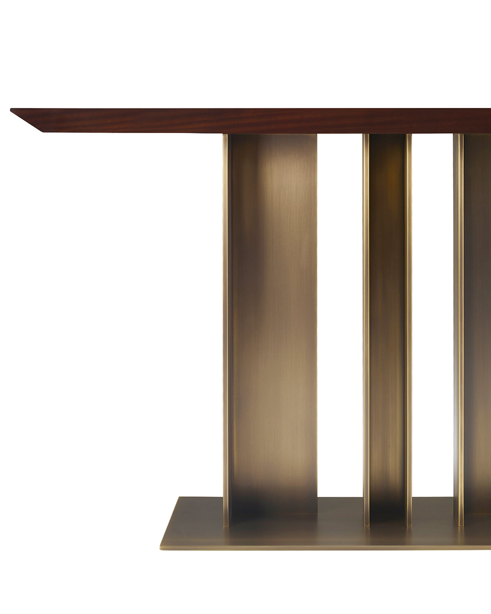 „Nila“ ist ein Konsolentisch mit einem Sockel aus Bronze und einer Tischplatte aus Holz, aus der Kollektion „Indigo Tales“ von Promemoria| Promemoria