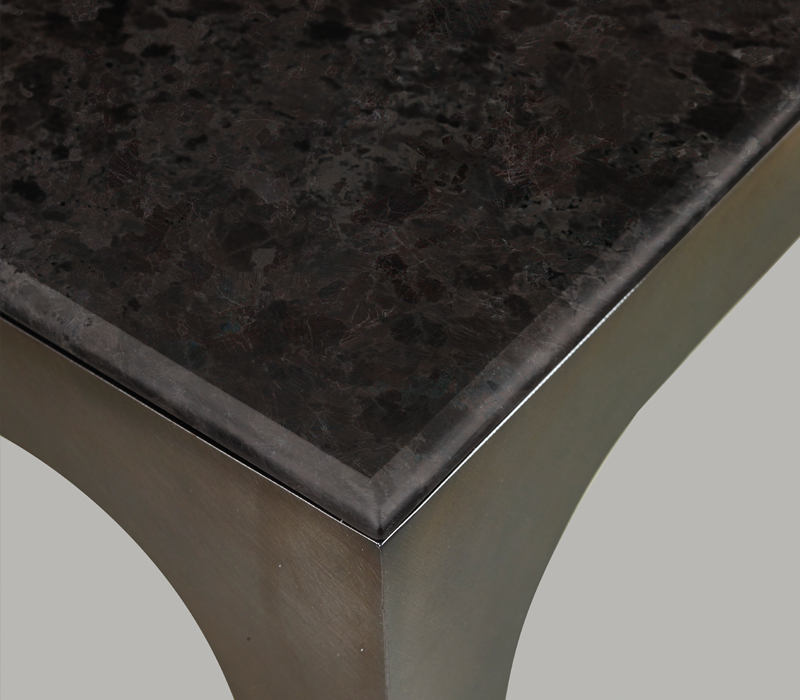 Détail du plateau de Pembridge, console en métal avec plateau en marbre. Ce meuble fait partie de la collection « The London Collection » de Promemoria | Promemoria