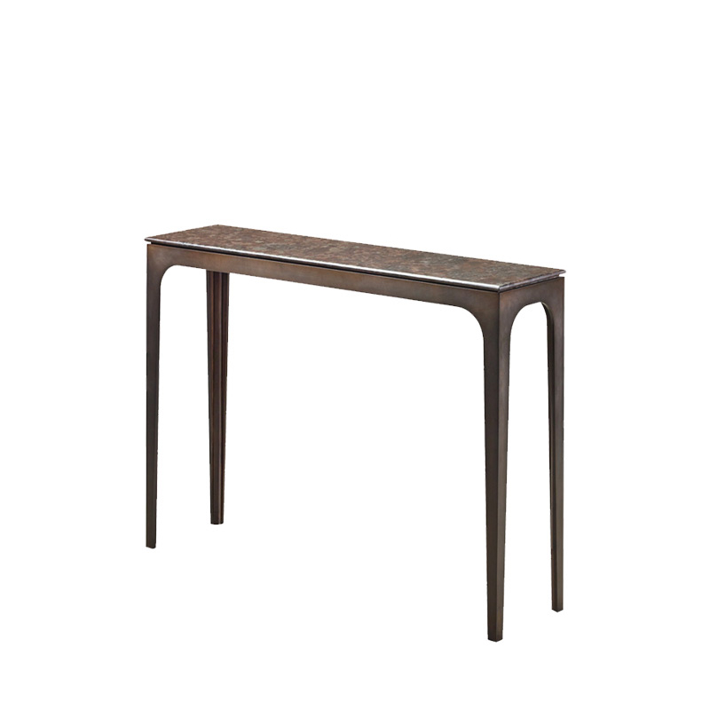 „Pembridge“ ist ein metallener Konsolentisch mit einer Tischplatte aus Marmor und ist Teil der „London Collection“ von Promemoria | Promemoria