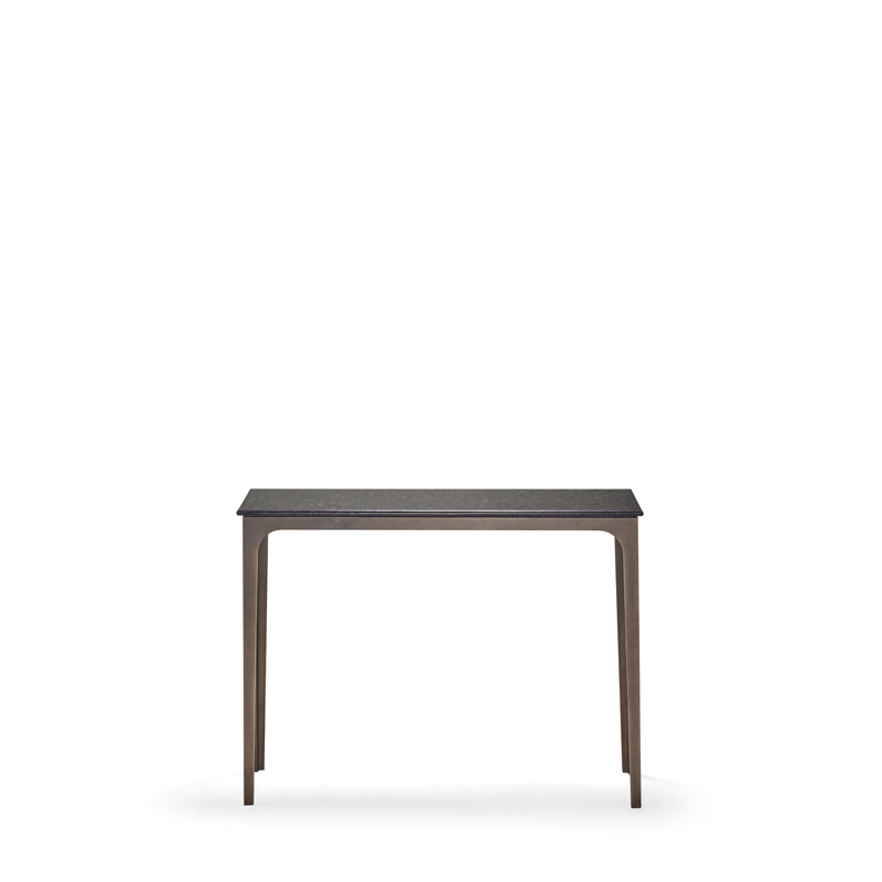 Pembridge è una consolle in metallo con top in marmo, della collezione The London Collection di Promemoria | Promemoria