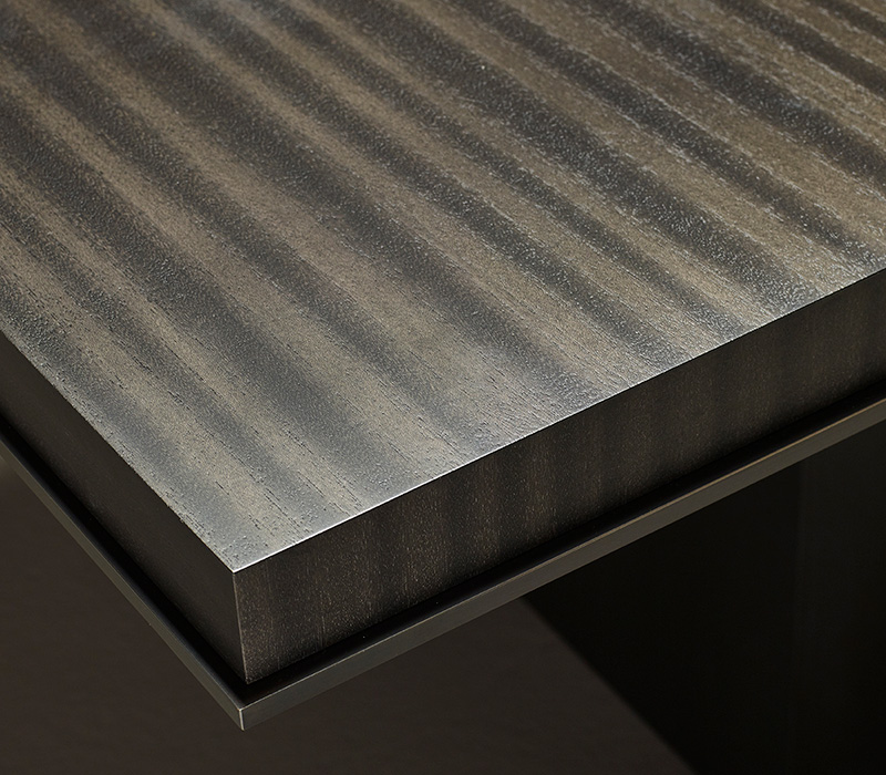 Detailansicht der Tischplatte von „Bamboo“, Esstisch aus Holz mit einer Basis aus Bronze, aus dem Katalog von Promemoria | Promemoria