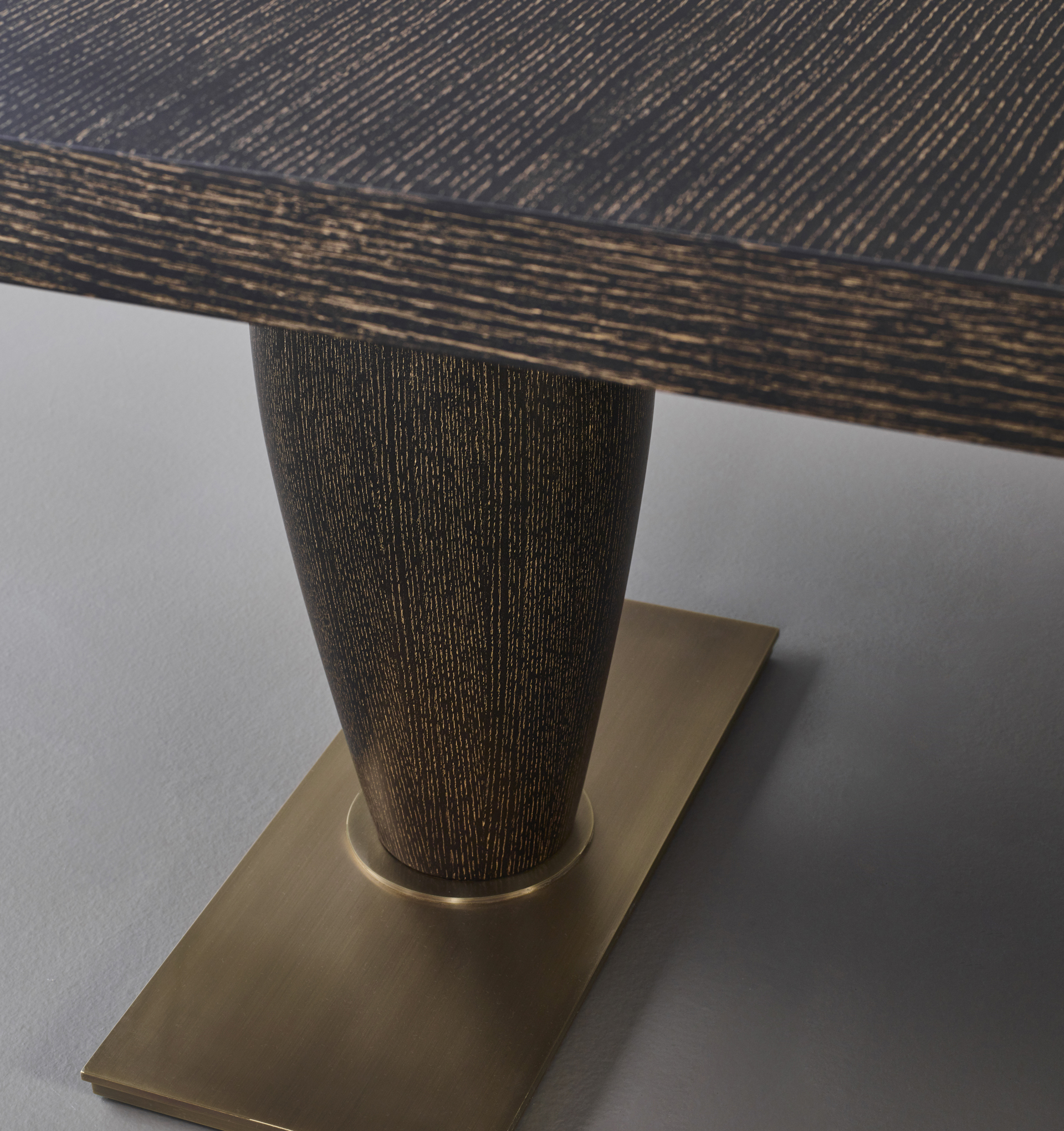 Bassano è un tavolo da pranzo imponente in legno disponibile con top intarsiato, del catalogo di Promemoria | Promemoria