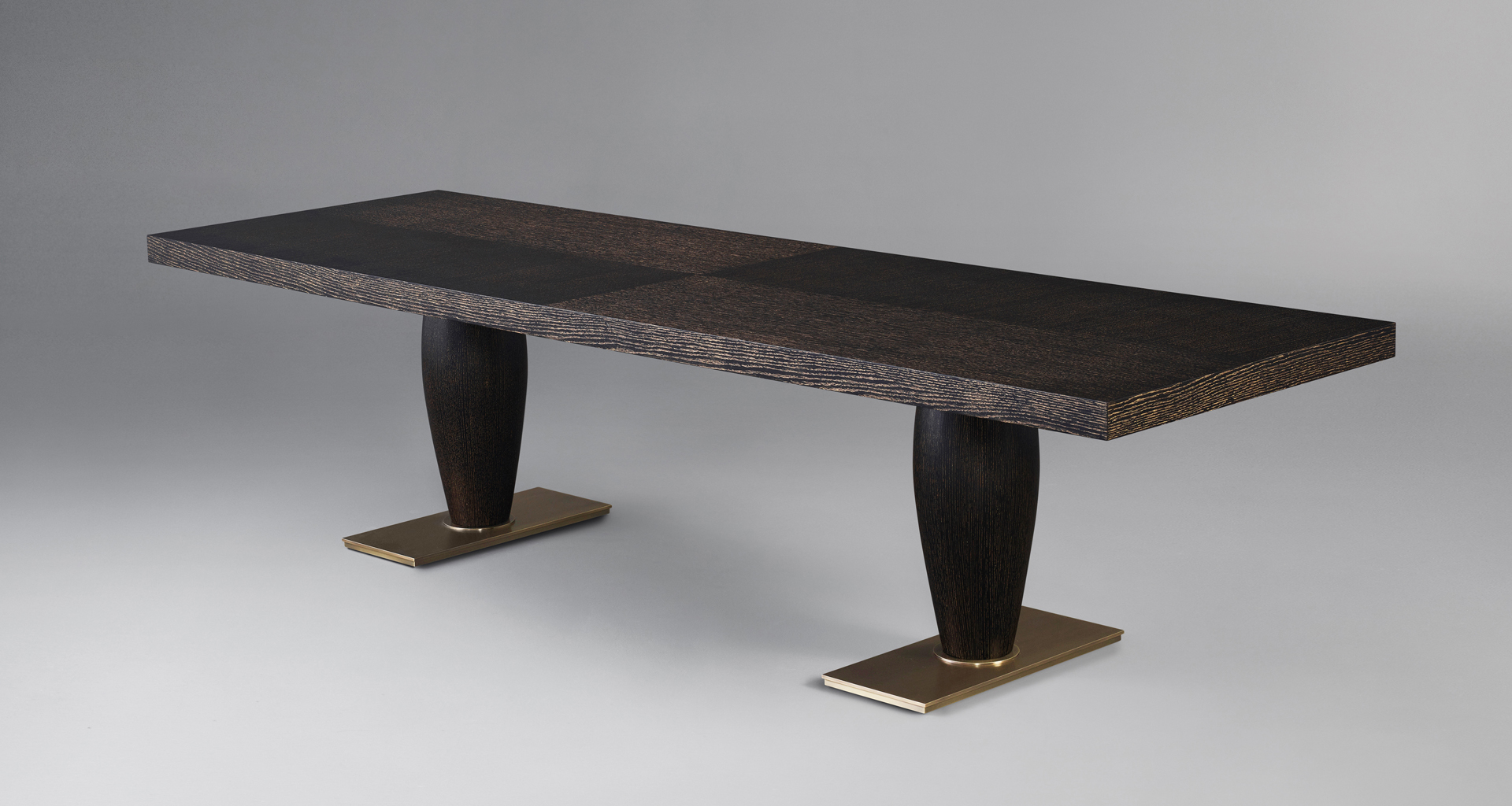 Bassano è un tavolo da pranzo imponente in legno disponibile con top intarsiato, del catalogo di Promemoria | Promemoria