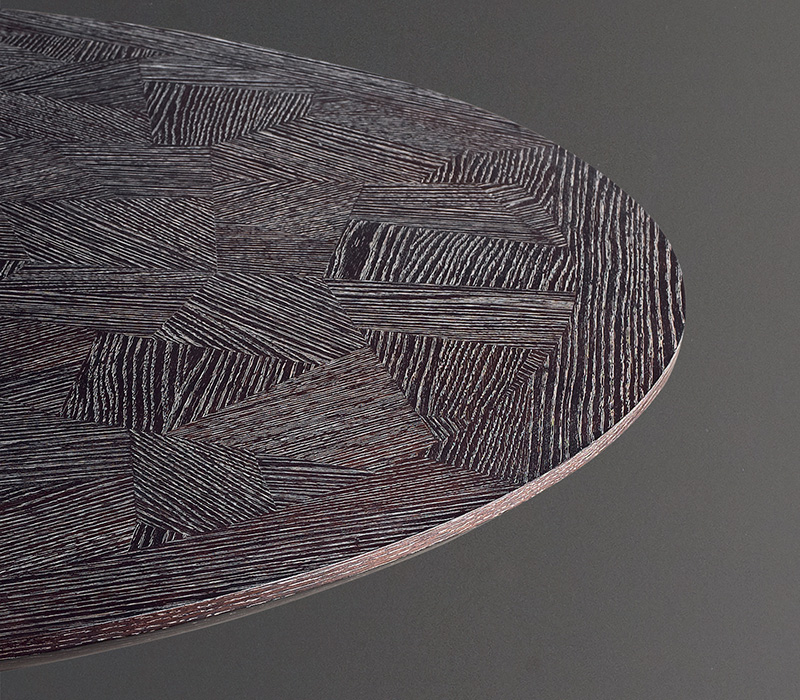 Detailansicht der Intarsientischplatte von „Bassano“, eindrucksvoller Esstisch aus Holz mit einem Sockel aus Bronze, aus dem Katalog von Promemoria | Promemoria