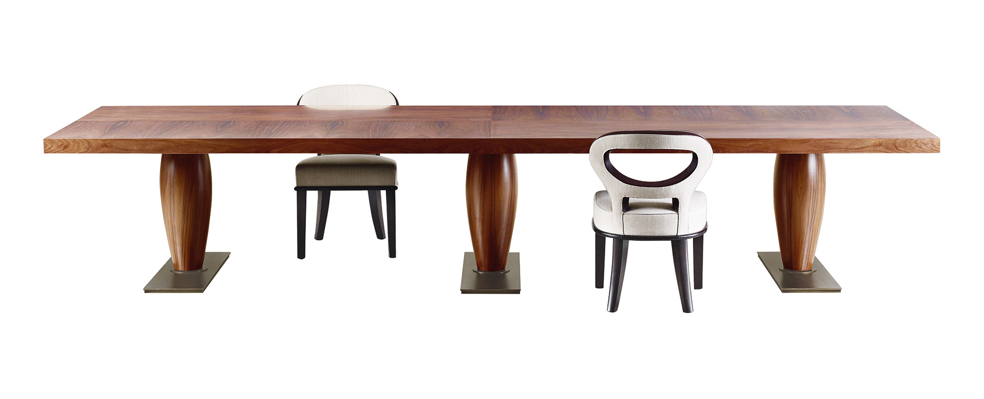 /mediaBassano是一款令人印象深刻的实木餐桌，配有青铜底座和嵌花式桌面，请参见Promemoria产品目录%20|%20Promemoria